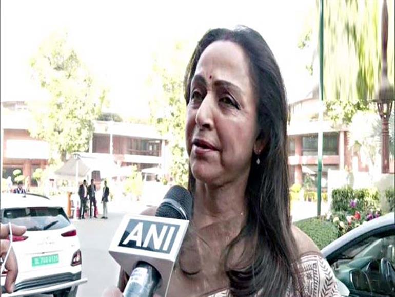 Mahua Moitra and TMC MP Protesting Outside Parliament Against