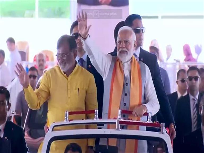 Pm Modi Arrives In Kavaratti To Inaugurate Lay Foundation Stone Of Several Development Projects 